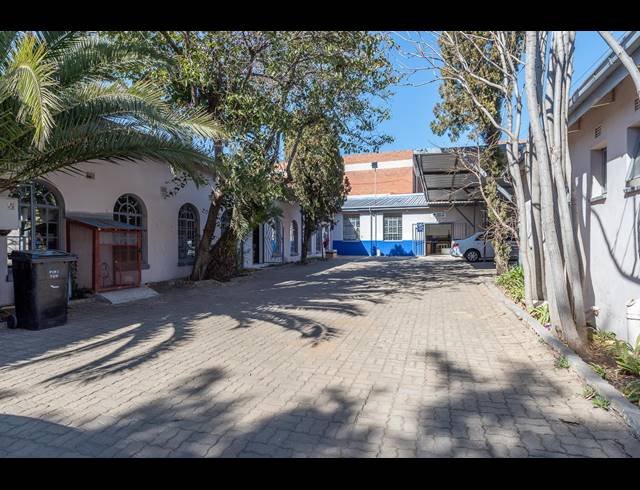 1,200M² BUILDING FOR SALE IN VILLAGE MAIN